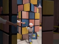 Klimmen op de muur van de Rubik's Cube